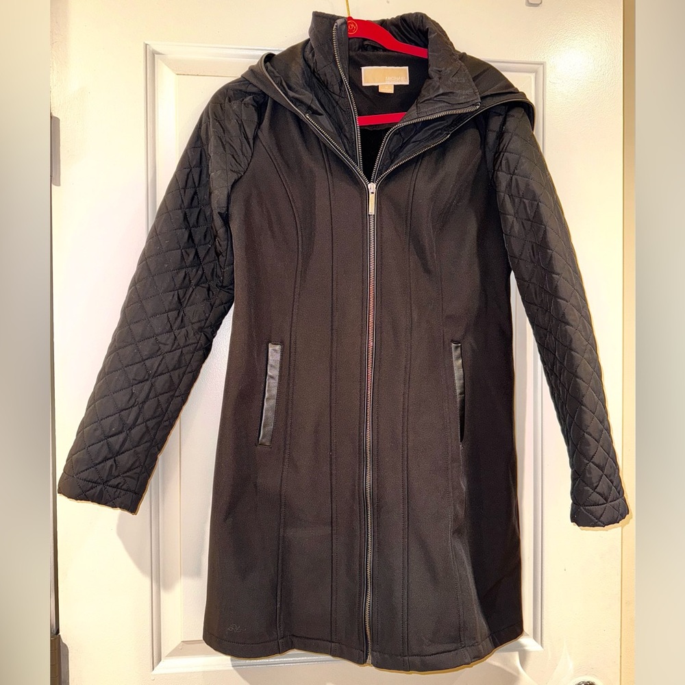 MICHAEL KORS Water Resistant Hooded Winter Coat With Quilted Sleeves in Black